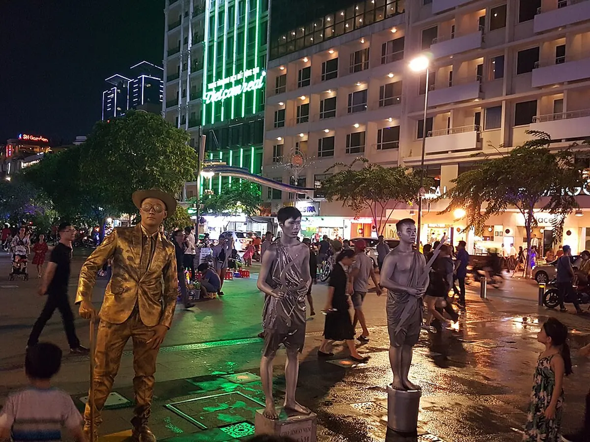 Nguyen Hue walking street at night