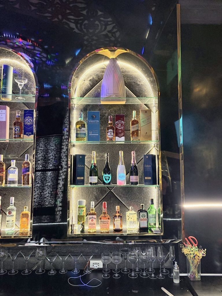 兔子酒吧高級酒瓶陳列架